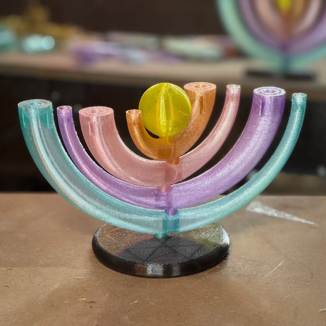 More train fun! This is the incredible Eberron Lightning Rail model by @darkrealmsforge, the same on